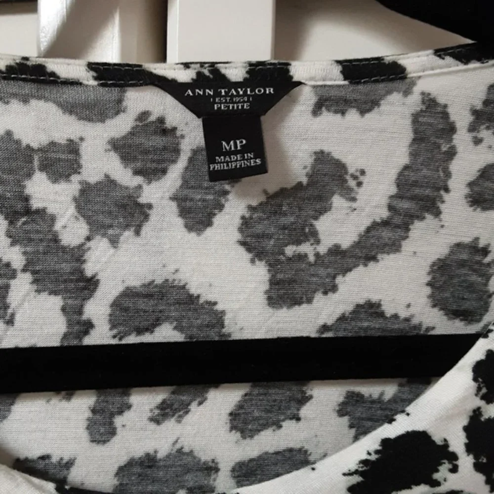 Ann Taylor Black & White animal Print Drapey Gathered detailed Top Medium Petite - Picture 4 of 6